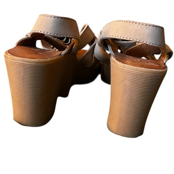 Famolare Wedge Sandals Strappy Shoes Tan Leather Wavy Platform Size 10 - Picture 3 of 11